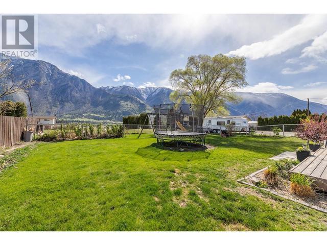 501 3rd Avenue, House detached with 4 bedrooms, 2 bathrooms and null parking in Keremeos BC | Image 2