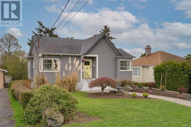 1871 Cochrane St, House detached with 5 bedrooms, 3 bathrooms and 2 parking in Saanich BC | Image 3