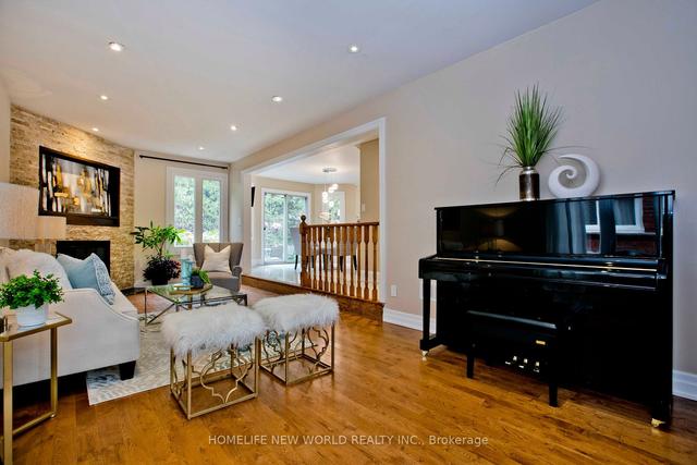 20 Canterbury Crt, House detached with 4 bedrooms, 4 bathrooms and 6 parking in Richmond Hill ON | Image 2