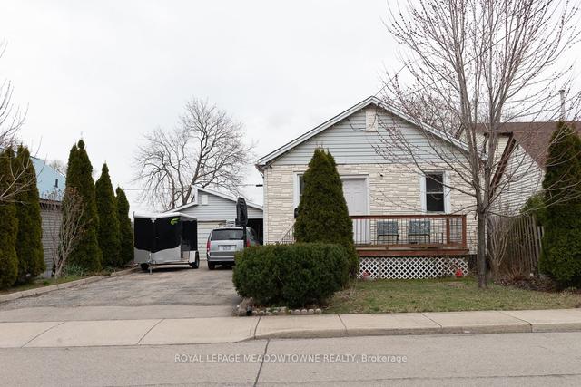 670 Knox Ave, House detached with 2 bedrooms, 2 bathrooms and 10 parking in Hamilton ON | Image 1