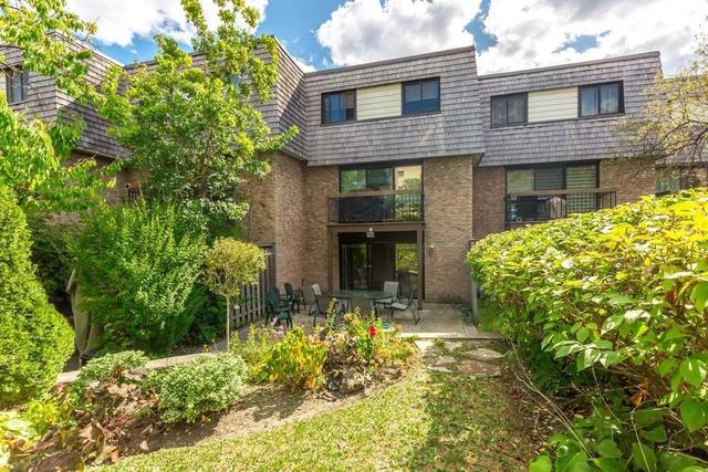 8 Vale Carseway, Townhouse with 3 bedrooms, 2 bathrooms and 2 parking in Toronto ON | Image 4