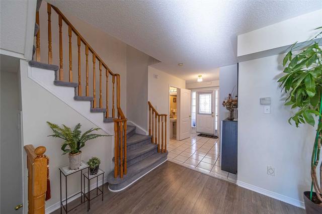 5866 Chalfont Cres, House attached with 3 bedrooms, 3 bathrooms and 3 parking in Mississauga ON | Image 5