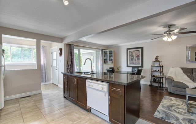 1749 Sandgate Cres, House semidetached with 3 bedrooms, 1 bathrooms and 2 parking in Mississauga ON | Image 4