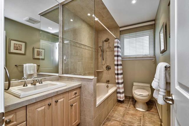 1262 Richards Cres, House detached with 3 bedrooms, 2 bathrooms and 4 parking in Oakville ON | Image 4