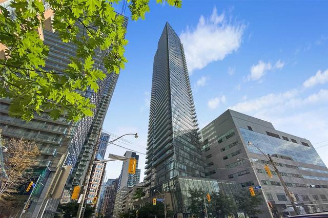 1802 - 832 Bay St, Condo with 2 bedrooms, 2 bathrooms and 1 parking in Toronto ON | Image 1