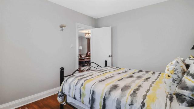 498 The Queensway S, House detached with 2 bedrooms, 1 bathrooms and 5 parking in Georgina ON | Image 2