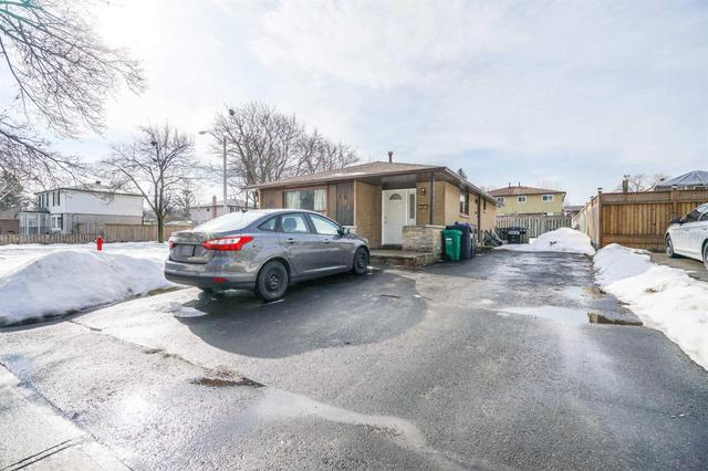 182 Archdekin Dr, House detached with 3 bedrooms, 2 bathrooms and 5 parking in Brampton ON | Image 2