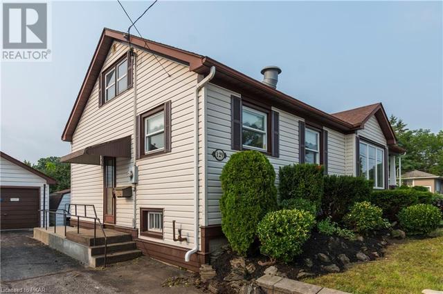 129 College Street W, House detached with 3 bedrooms, 1 bathrooms and 4 parking in Belleville ON | Image 3