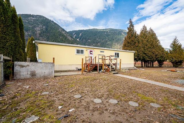 39963 North Parallel Road, House detached with 4 bedrooms, 2 bathrooms and null parking in Abbotsford BC | Image 4