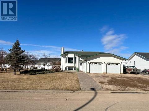 9006 101 Street, House detached with 6 bedrooms, 3 bathrooms and 8 parking in Mackenzie County AB | Card Image