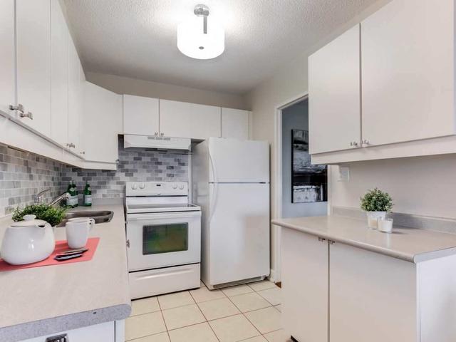 809 - 240 Scarlett Rd, Condo with 2 bedrooms, 1 bathrooms and 1 parking in Toronto ON | Image 7