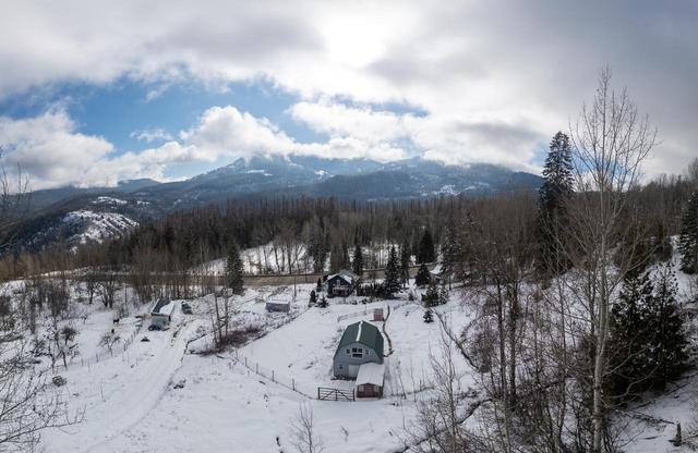 2735 Highway 3b, House detached with 2 bedrooms, 2 bathrooms and null parking in Kootenay Boundary B BC | Image 2