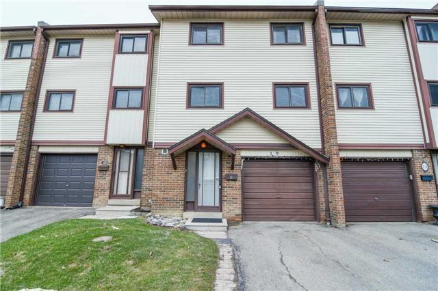 19 Mccallum Crt, Townhouse with 3 bedrooms, 2 bathrooms and 2 parking in Brampton ON | Image 1