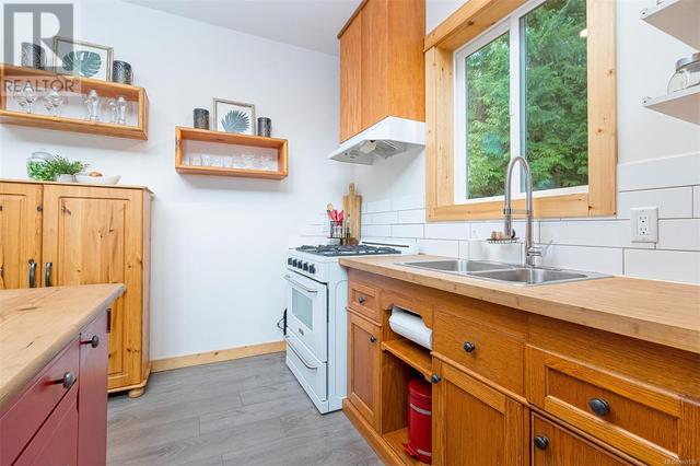 4141 Trans Canada Hwy, House detached with 2 bedrooms, 2 bathrooms and 4 parking in Juan de Fuca BC | Image 5