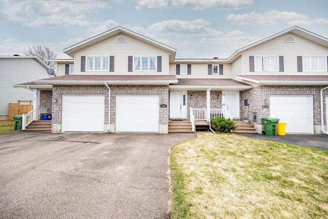 2099 Sandstone Crescent, Townhouse with 3 bedrooms, 2 bathrooms and 2 parking in Petawawa ON | Image 1