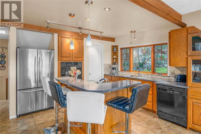 4895 Prospect Lake Rd, House detached with 4 bedrooms, 3 bathrooms and 6 parking in Saanich BC | Image 3