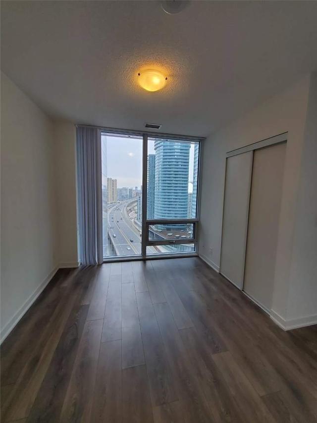 2402 - 100 Harbour St, Condo with 2 bedrooms, 2 bathrooms and 0 parking in Toronto ON | Image 7