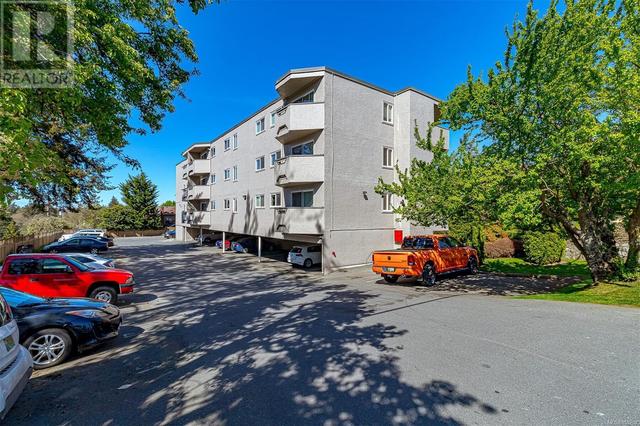 405 - 3800 Quadra St, Condo with 2 bedrooms, 1 bathrooms and 1 parking in Saanich BC | Image 2