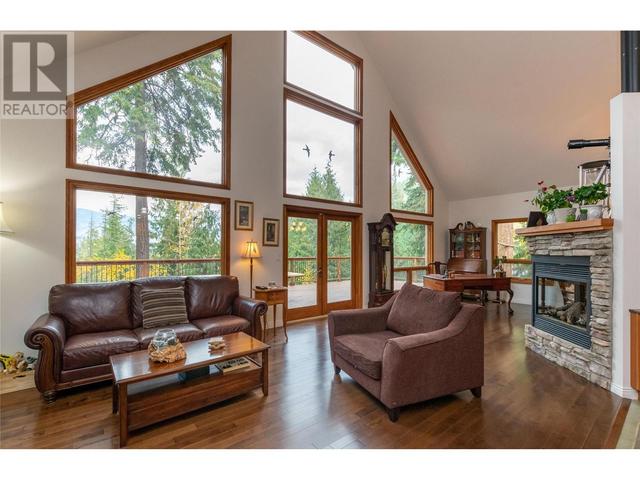 2611 Duncan Road, House detached with 5 bedrooms, 3 bathrooms and 2 parking in Columbia Shuswap C BC | Image 6