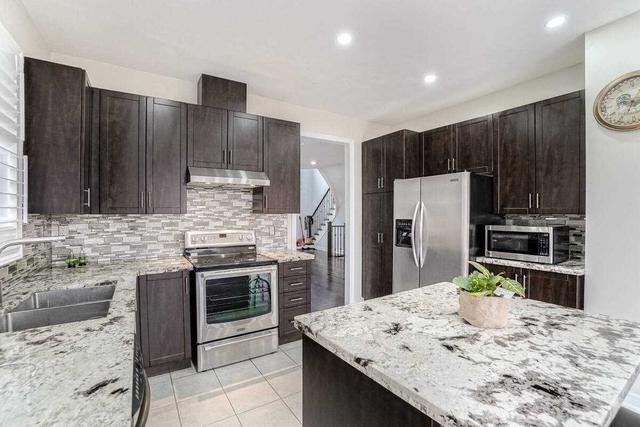 27 Harbourtown Cres, House detached with 4 bedrooms, 4 bathrooms and 6 parking in Brampton ON | Image 3
