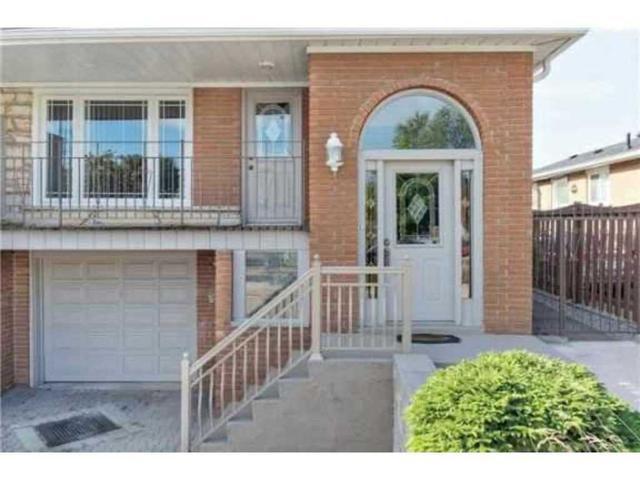 2421 Whaley Dr, House semidetached with 3 bedrooms, 2 bathrooms and 3 parking in Mississauga ON | Image 1