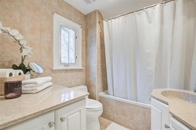 44 Fairfield Rd, House detached with 3 bedrooms, 2 bathrooms and 4 parking in Toronto ON | Image 7