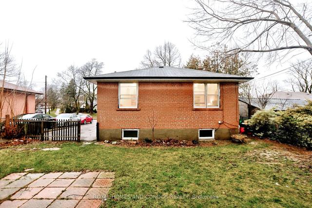 29 Manorwood Rd, House detached with 3 bedrooms, 2 bathrooms and 4 parking in Toronto ON | Image 28