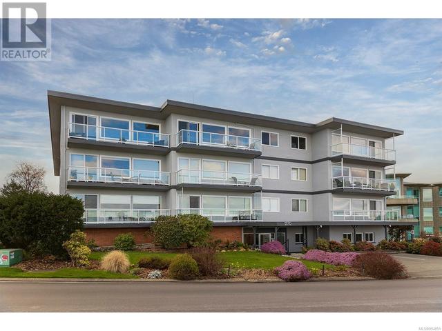 302 - 1270 Beach Dr, Condo with 2 bedrooms, 1 bathrooms and null parking in Oak Bay BC | Image 2