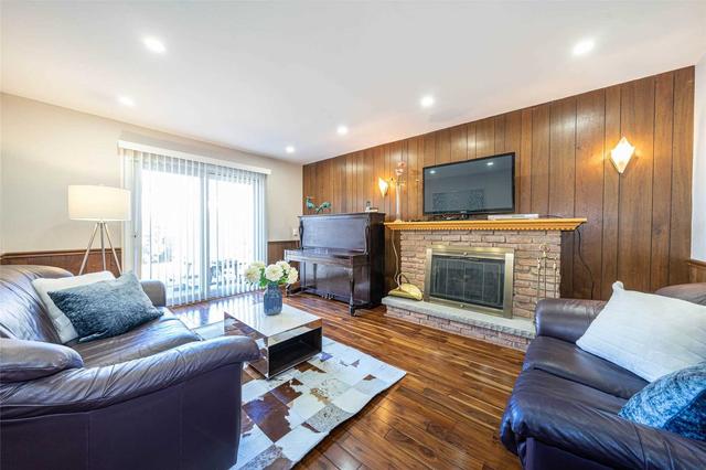 74 Deerbrook Tr, House detached with 5 bedrooms, 3 bathrooms and 4 parking in Toronto ON | Image 3