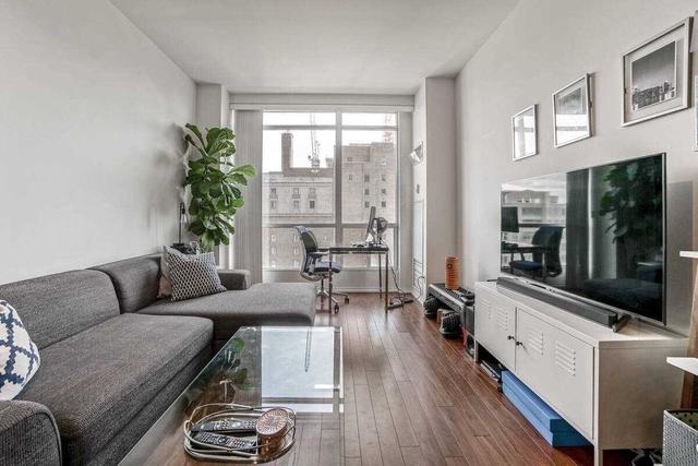 1616 - 7 King St E, Condo with 1 bedrooms, 1 bathrooms and 1 parking in Toronto ON | Image 2