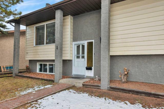 1 Hallgren Avenue, House detached with 5 bedrooms, 3 bathrooms and 4 parking in Red Deer AB | Image 3