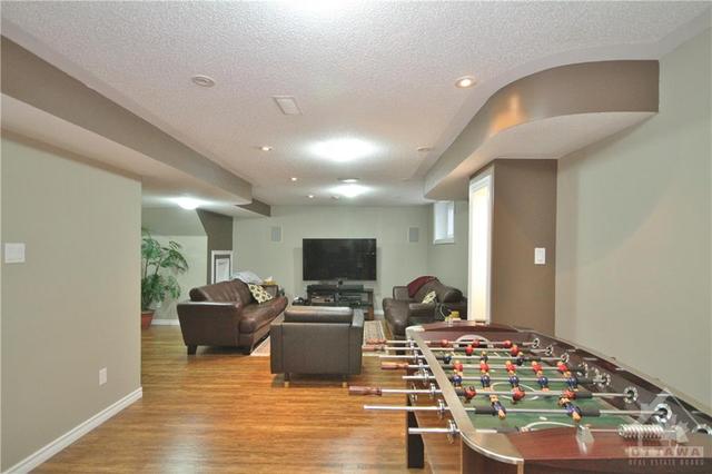 212 Annapolis Circle, House detached with 5 bedrooms, 4 bathrooms and 6 parking in Ottawa ON | Image 23