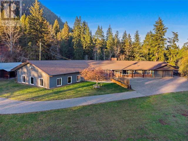 4250 Frederick Road, House detached with 5 bedrooms, 3 bathrooms and 13 parking in Spallumcheen BC | Image 1
