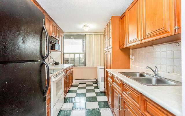 1102 - 4 King Cross Rd, Condo with 3 bedrooms, 2 bathrooms and 2 parking in Brampton ON | Image 5