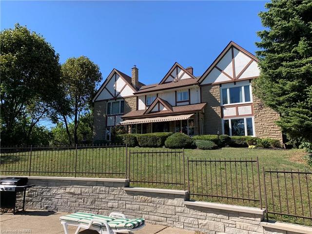 140 Lakeshore Road, House detached with 6 bedrooms, 2 bathrooms and 10 parking in Fort Erie ON | Image 1