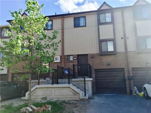144 Moregate Cres, Townhouse with 3 bedrooms, 2 bathrooms and 2 parking in Brampton ON | Image 1