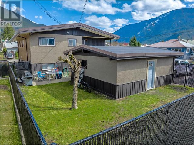 625 Fifth Street E, House detached with 6 bedrooms, 3 bathrooms and 7 parking in Revelstoke BC | Image 3