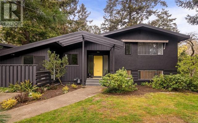 2640 Macdonald Dr E, House detached with 4 bedrooms, 3 bathrooms and 2 parking in Saanich BC | Image 1