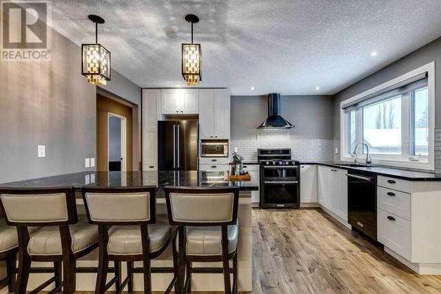 252 Cantrell Drive Sw, House detached with 4 bedrooms, 2 bathrooms and 4 parking in Calgary AB | Image 2