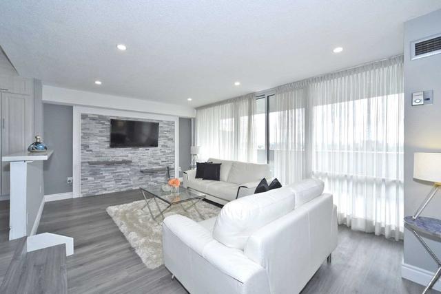 2005 - 260 Scarlett Rd, Condo with 2 bedrooms, 2 bathrooms and 1 parking in Toronto ON | Image 2