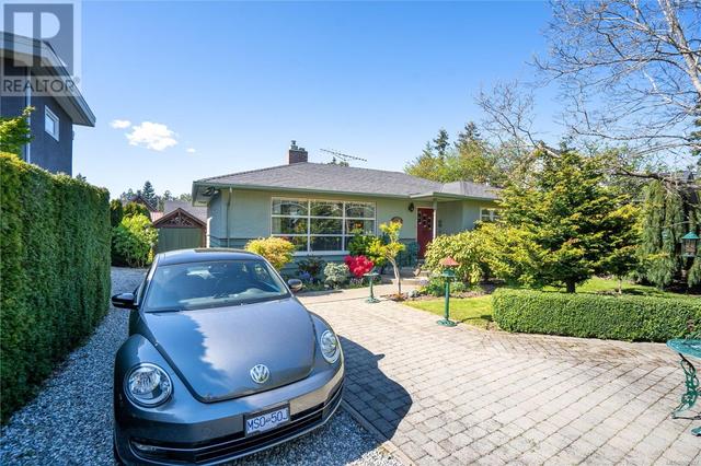 2834 Inlet Ave, House detached with 4 bedrooms, 1 bathrooms and 2 parking in Saanich BC | Image 37