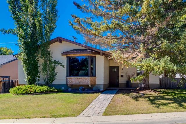 6003 Lewis Drive Sw, House detached with 4 bedrooms, 2 bathrooms and 3 parking in Calgary AB | Image 2