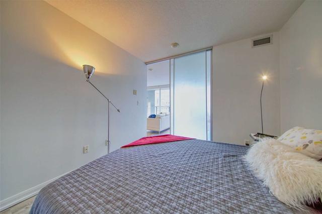 727 - 111 Elizabeth St, Condo with 1 bedrooms, 1 bathrooms and 0 parking in Toronto ON | Image 5
