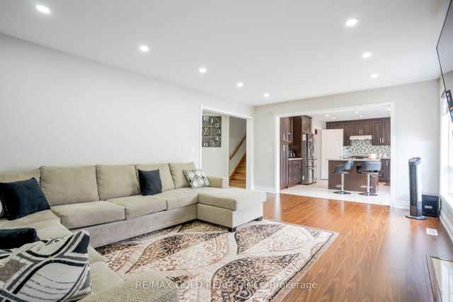 8 Upshall Rd, House detached with 4 bedrooms, 4 bathrooms and 6 parking in Brampton ON | Image 3