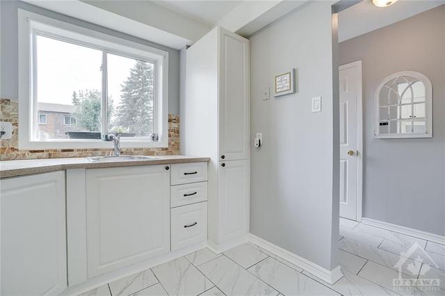 3099 Olympic Way, Townhouse with 3 bedrooms, 2 bathrooms and 1 parking in Ottawa ON | Image 5