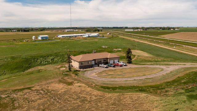 100043 25 Highway, House detached with 3 bedrooms, 3 bathrooms and 10 parking in Lethbridge County AB | Image 2