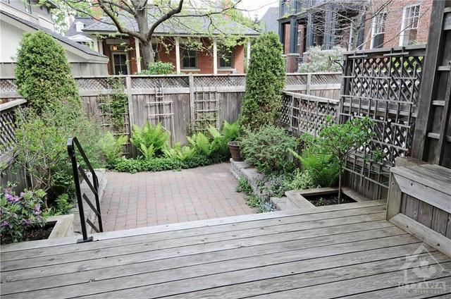 239 Second Avenue, Townhouse with 3 bedrooms, 3 bathrooms and 2 parking in Ottawa ON | Image 10