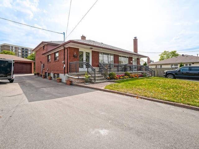7 Grampian Cres, House semidetached with 4 bedrooms, 3 bathrooms and 5 parking in Toronto ON | Image 12