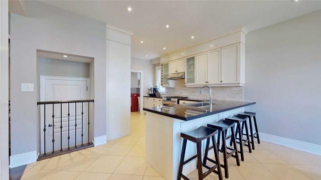 32 Wardlaw Pl, House detached with 4 bedrooms, 3 bathrooms and 4 parking in Vaughan ON | Image 3