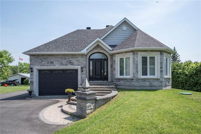 18648 County 2 Road, House detached with 2 bedrooms, 2 bathrooms and 6 parking in South Glengarry ON | Card Image